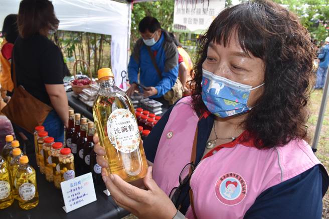 苗栗县特殊教育关怀协会荣誉理事长李淑媛介绍学员所手作的洗碗精。（谢明俊摄）