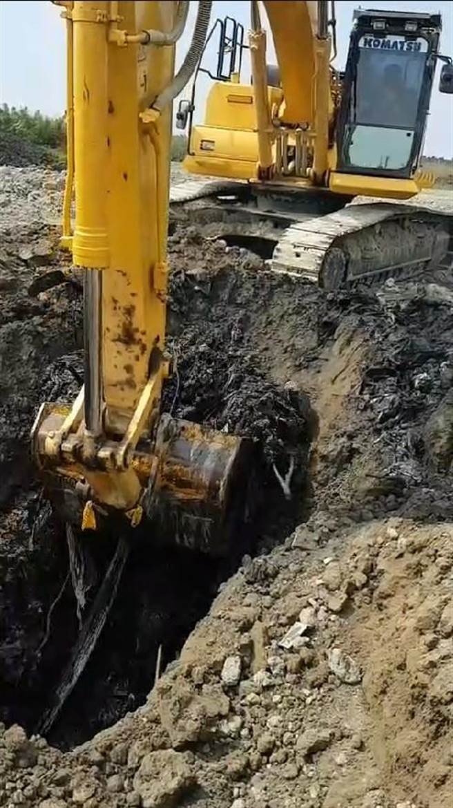 检警在新市区台糖土地查获非法掩埋案件。（台南地检署提供／程炳璋台南传真）