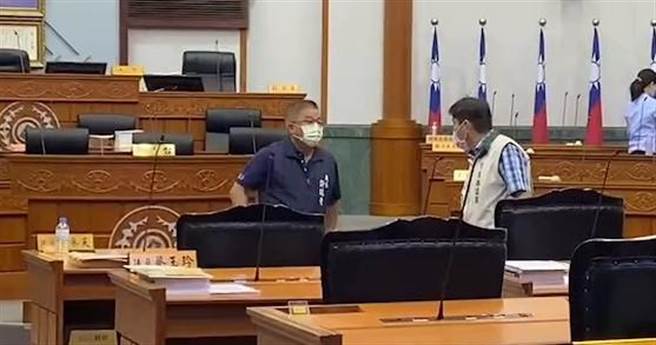 台东县府建设处长许瑞贵（左）与县议员林参天（右）22日在议会开议前就互相飙骂。（蔡旻妤摄）