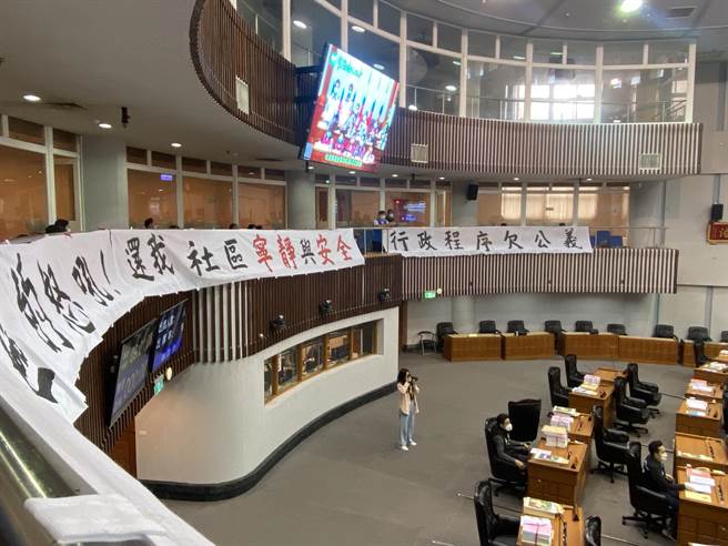 台东县府办理太平溪右岸工程引发光明社区居民民怨，于22日至县议会抗议。（蔡旻妤摄）