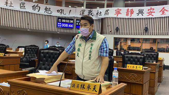 台东县府办理太平溪右岸工程引发光明社区居民民怨，投诉县议员林参天，并于22日至县议会抗议。（蔡旻妤摄）