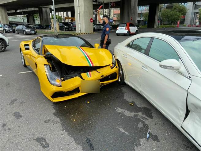 台中市22日下午发生黄色法拉利与白色宾士碰撞车祸。（民眾提供／卢金足台中传真）