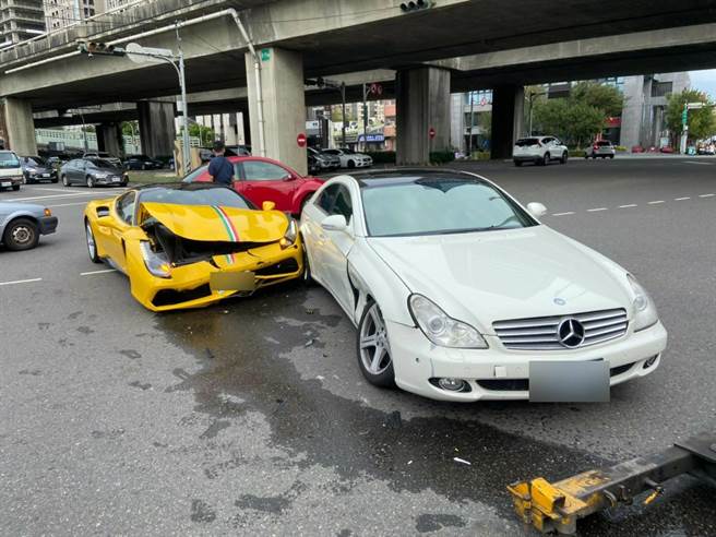 台中市22日下午发生黄色法拉利与白色宾士碰撞车祸。（民眾提供／卢金足台中传真）