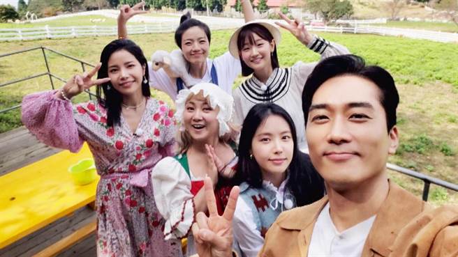 宋承宪与《感性露营》成员开心合影。（东森提供）