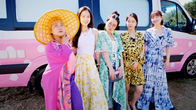 《感性露营》成员左起朴娜勑、孙娜恩、安英美、颂乐、朴素淡。（东森提供）
