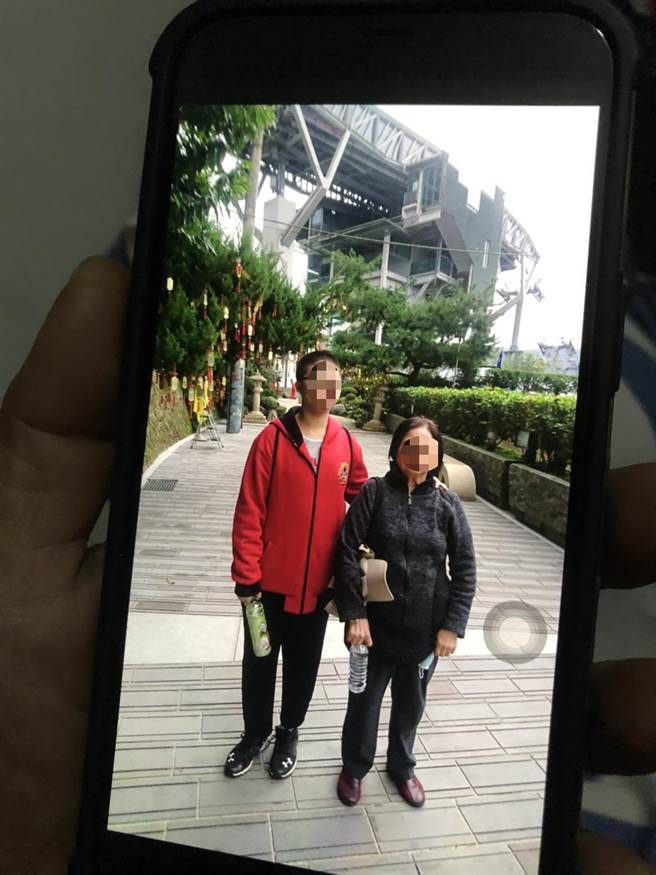 为钱变成魔新庄逆孙砍杀嬷22刀　昔日嬷孙俩友好照片曝光（家属提供／戴上容新北传真）