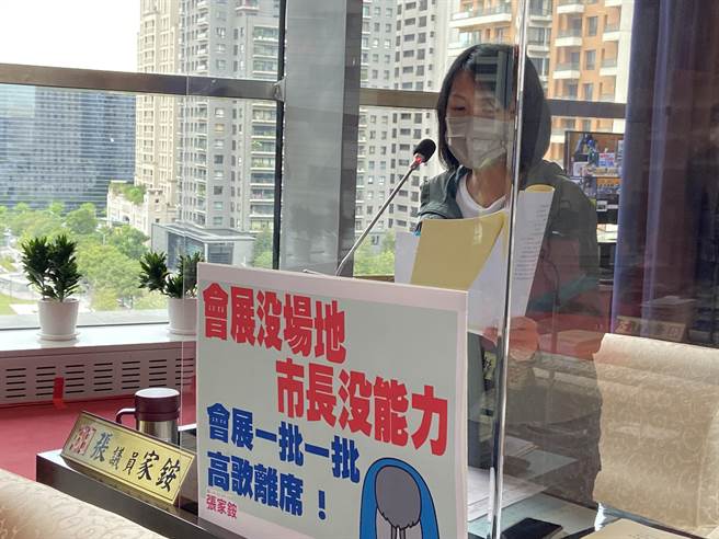市議員張家銨指出，2019年就已向盧市府提出會展中心的問題，經發局無任何配套措施，怒批經發局嚴重失職。（盧金足攝）