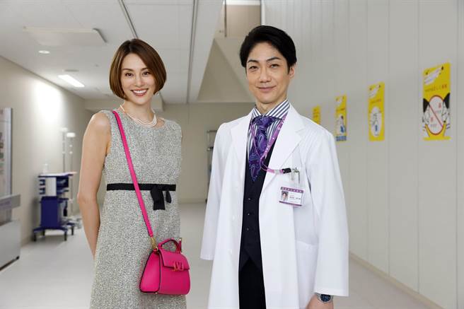 《派遣女醫X》米倉涼子（左）、野村萬齋。（WAKUWAKU JAPAN提供）