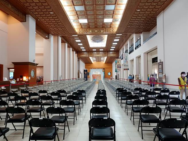 中央日前协助增设5处接种站，其中最大规模为中正纪念堂，由台北荣民总医院负责。（林周义摄）