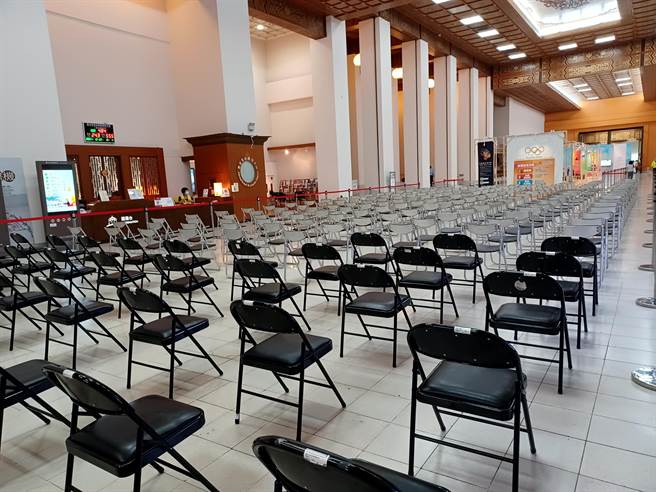 中央日前协助增设5处接种站，其中最大规模为中正纪念堂，由台北荣民总医院负责。（林周义摄）