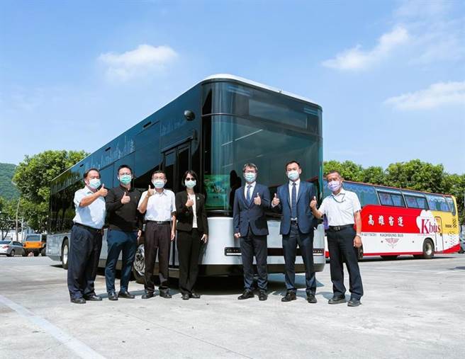 鸿华先进电动巴士Model T现身高雄，抢先体验北基旗下电动车充电站 「TAIL特尔电力」快充服务。（图／北基提供）
