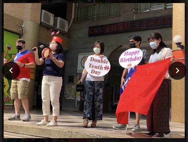 上街前跟着外师一句一句喊口号，笃行国小的孩子勇敢开口说英语。（笃行国小提供）