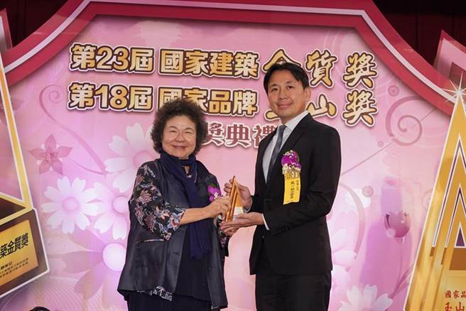 頒獎人監察院長陳菊(左)頒獎，統一證券金融商品部副總蒲建亨（右）代表授獎。（圖／統一證券提供）
