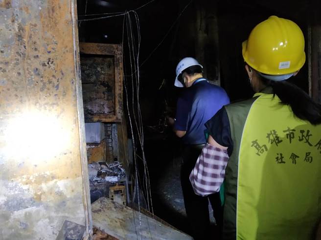 城中城住民接连几天都在社工和警察的陪伴下，返回住处拿取重要物品。(高雄市社会局提供／林雅惠传真)