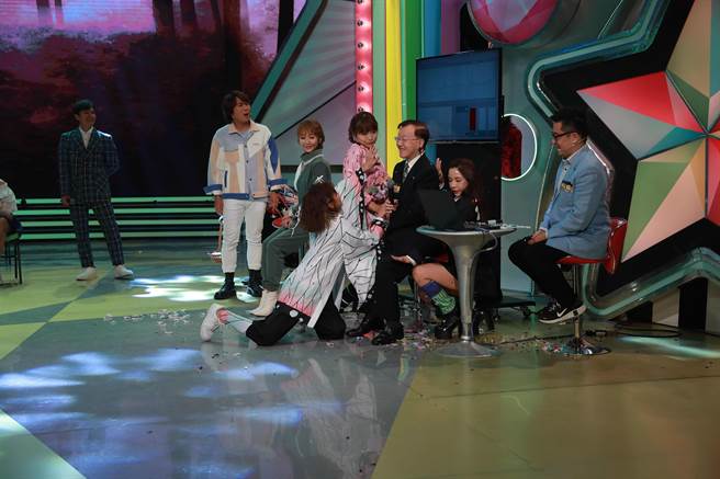 篮篮、陈伊与巫苡萱向盛竹如热舞。（民视提供）