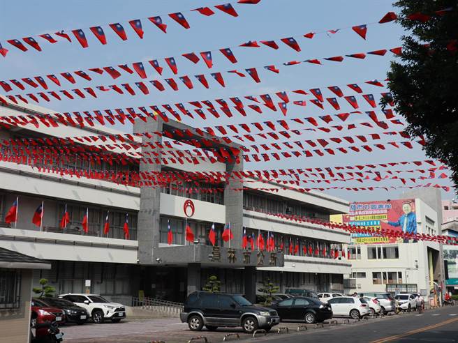 員林市公所去年配合振興3倍券推出三倍購物抽汽車活動，創造2億元消費商機，今年正式推出市民專屬幸福卡，領取者開卡後直接儲值600元，鼓勵在地消費。（公所提供／謝瓊雲彰化傳真）