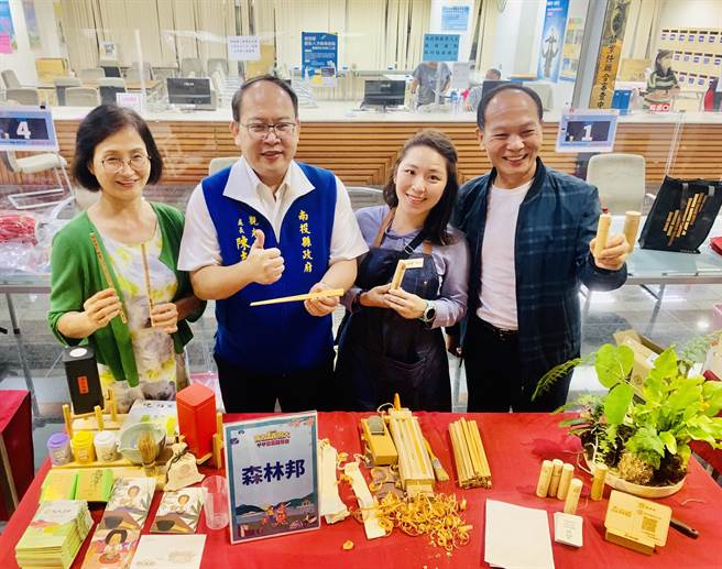 县府观处涱陈志贤（左二），欢迎大家到南投观光旅游。（廖志晃摄）