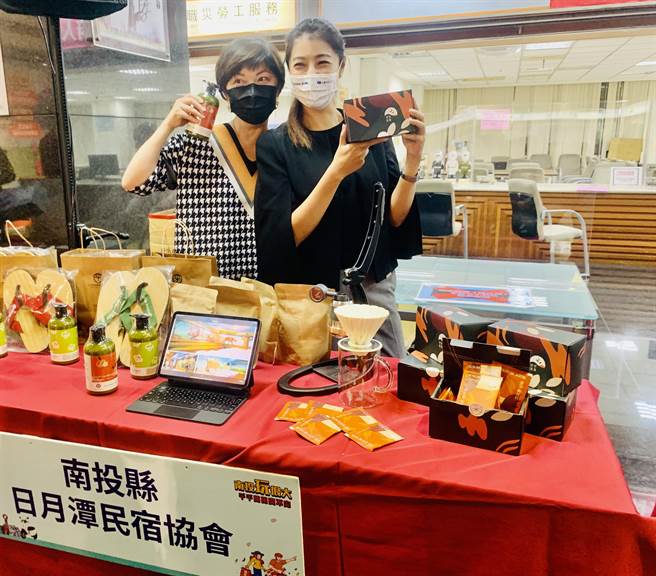 振兴经济迎宾，观光旅宿业者准备好了。（廖志晃摄）