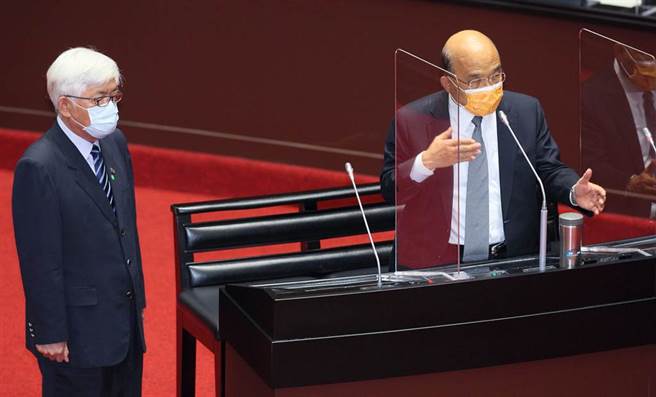 台灣基進立委陳柏惟罷免投票23日登場，行政院長蘇貞昌（右）22日立法院備詢時再度發聲力挺陳，蘇並表示，「希望台中選民，在選舉制度應用上，讓全國看到很高智慧，讓台灣民主成熟向前走才好」，左則為中選會主委李進勇。（張鎧乙攝）
