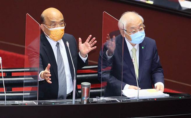 行政院主计总处主计长朱泽民（右）日前称一碗蚵仔麵线价格20元，引发外界批评「不食人间烟火」，行政院长苏贞昌（左）22日在立法院备询时，面对国民党立委李贵敏质询再问苏蚵仔麵线多少钱？他回应「大概60元上下」，令李贵敏称讚「你没有脱离现实」。（张铠乙摄）
