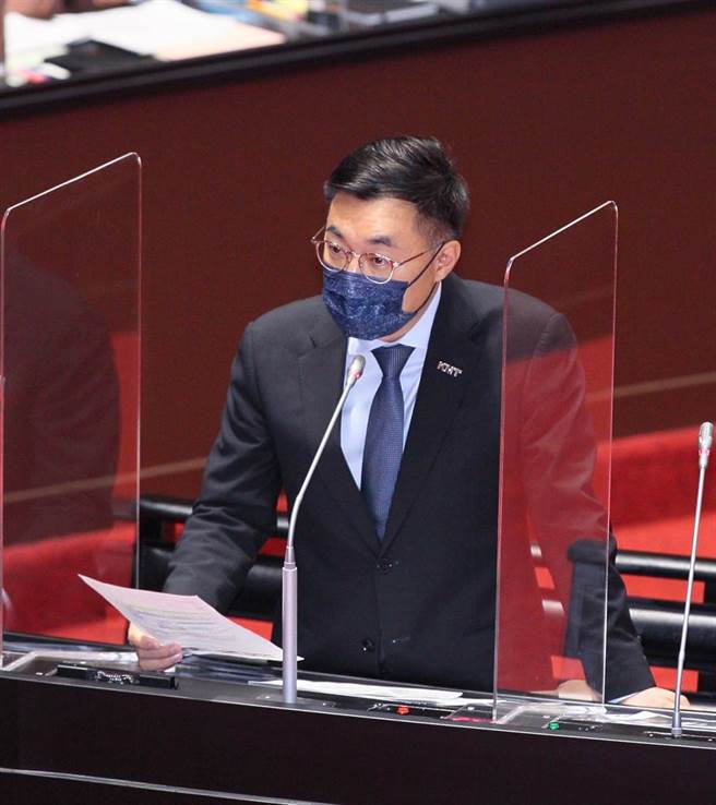 中央政府111年度總預算，24個行政單位或機關在「媒體政策及業務宣導經費」項目編列18.6億。國民黨立委江啟臣（如圖）22日在立院指出，18.6億指是帳面上，實際上大內宣預算不只如此，政府各單位營業、非營業基金的行銷費用加起來有553億4461萬餘元，而這些基金就是媒體宣傳的第二預備金。（張鎧乙攝）
