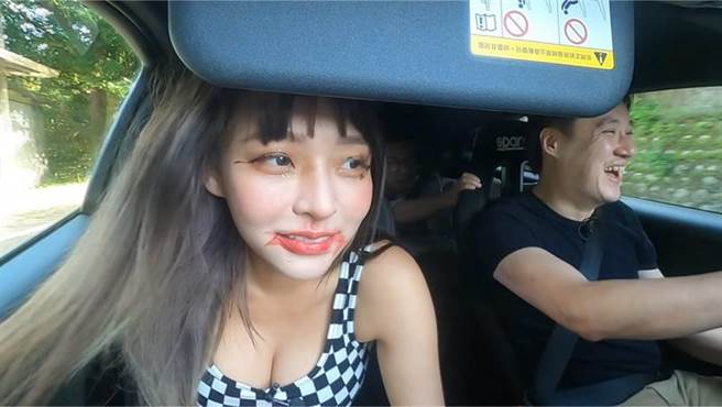 在汽车左右剧烈摇晃下，让林襄（左）不禁化妆失手。（TVBS提供）