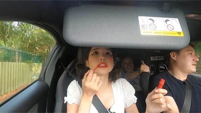 儘管眼线已画到脸上，筠熹（左）仍努力涂完口红挑战。（TVBS提供）