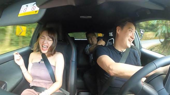 车子急速过弯时，熊熊（左）吓得放声大叫，直喊放弃。（TVBS提供）