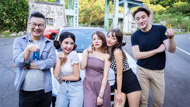 筠熹（左二）、熊熊（中）及林襄（右二）受邀参加《地球黄金线 网路版》录影，挑战山路车上化妆，由沈玉琳（左一）担任跟车大来宾，钱毅（右一）担任驾驶。   （TVBS提供）