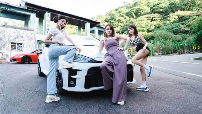 筠熹（左）、熊熊（中）及林襄（右）在汽车行驶山路的同时进行化妆，争夺「车妆女神」封号。（TVBS提供）