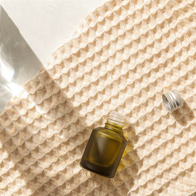 台北晶华酒店线上购物「沐兰专区」即日起至10月31日推出商品全面66折，沐兰SPA招牌的木兰花精油也祭出每瓶858元的限时优惠价。（台北晶华酒店提供）