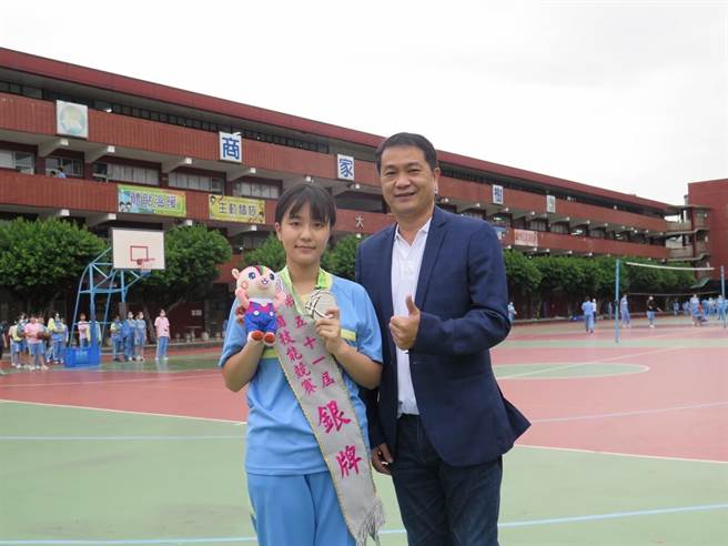 新北市树人家商洪诗雅近期获得「第51届全国技能竞赛」餐饮科银牌，打破校史22年来纪录。（树人家商提供）