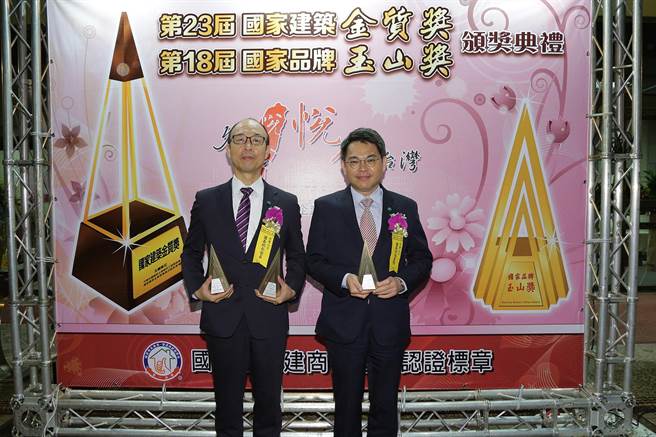 国泰产险、国泰证券双双荣获国家品牌玉山奖全国首奖殊荣，由国泰证券资深副总林健治(左)、国泰产险资深副总许嘉元(右)，代表领奖。(国泰提供)