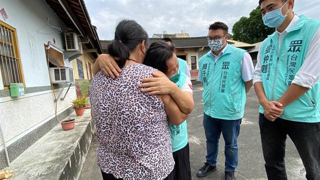 台灣民眾黨中彰投三縣市主委，與桃園市黨部執行長聯袂探視關懷單親媽媽阿月，不但轉借家庭代工、親自送上柯市長的國慶嗡嗡包，還發起尋人啟事要幫她找尋失聯30多年的母親，讓她當場抱著張雪如感動落淚，身旁3人也紅了眼眶。（張雪如提供／謝瓊雲彰化傳真）
