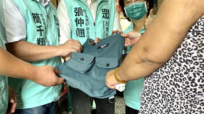 台灣民眾黨中彰投三縣市主委，與桃園市黨部執行長聯袂探視關懷單親媽媽阿月，不但轉借家庭代工、親自送上柯市長的國慶嗡嗡包，還發起尋人啟事要幫她找尋失聯30多年的母親，讓她當場抱著張雪如感動落淚，身旁3人也紅了眼眶。（張雪如提供／謝瓊雲彰化傳真）