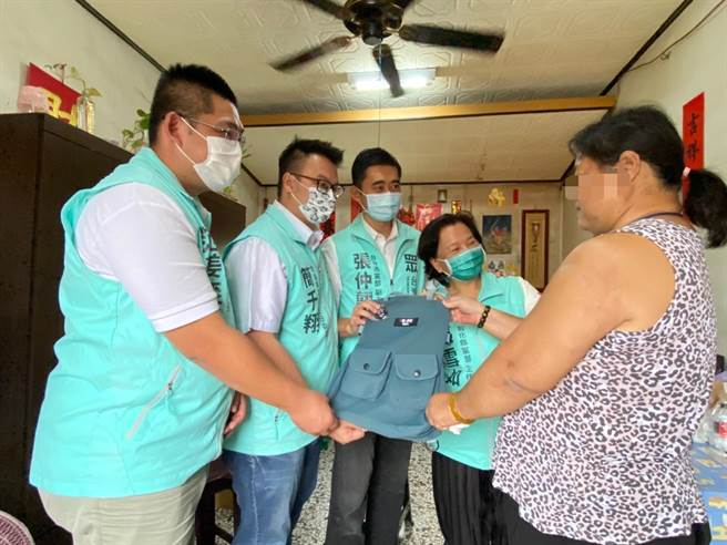台灣民眾黨中彰投三縣市主委，與桃園市黨部執行長聯袂探視關懷單親媽媽阿月，不但轉借家庭代工、親自送上柯市長的國慶嗡嗡包，還發起尋人啟事要幫她找尋失聯30多年的母親，讓她當場抱著張雪如感動落淚，身旁3人也紅了眼眶。（張雪如提供／謝瓊雲彰化傳真）