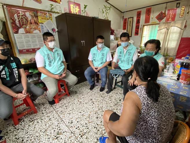 台灣民眾黨中彰投三縣市主委，與桃園市黨部執行長聯袂探視關懷單親媽媽阿月，不但轉借家庭代工、親自送上柯市長的國慶嗡嗡包，還發起尋人啟事要幫她找尋失聯30多年的母親，讓她當場抱著張雪如感動落淚，身旁3人也紅了眼眶。（張雪如提供／謝瓊雲彰化傳真）