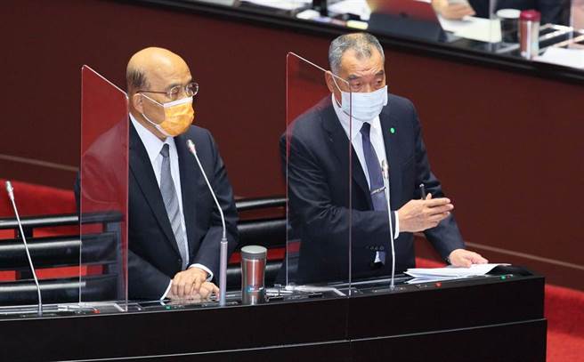 美國總統拜登近日在CNN節目上肯定表達美國對捍衛台灣具有承諾，國防部長邱國正（右）22日在立法院備詢表示，國軍基本上就是做好自己的戰備工作，原則上「自己的國家自己救」，左為行政院長蘇貞昌。（張鎧乙攝）
