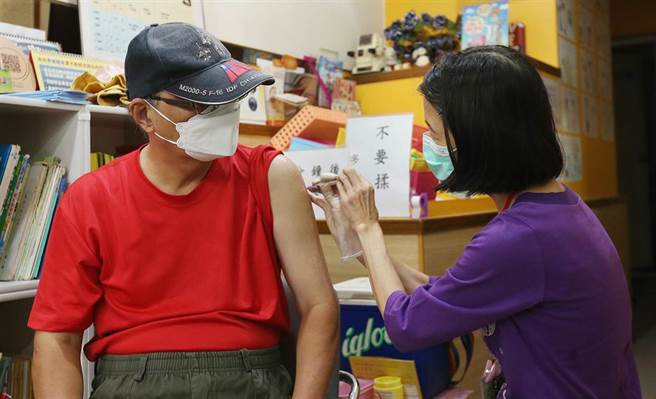 在开业诊所内，医护人员为民眾施打莫德纳疫苗。（范扬光摄）
