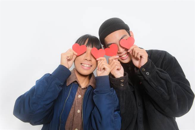 雙子座、巨蟹座、射手座、水瓶座、雙魚座11月桃花運最旺，單身的人能找到適合的對象，展開甜蜜的戀情。（示意圖／shutterstock）