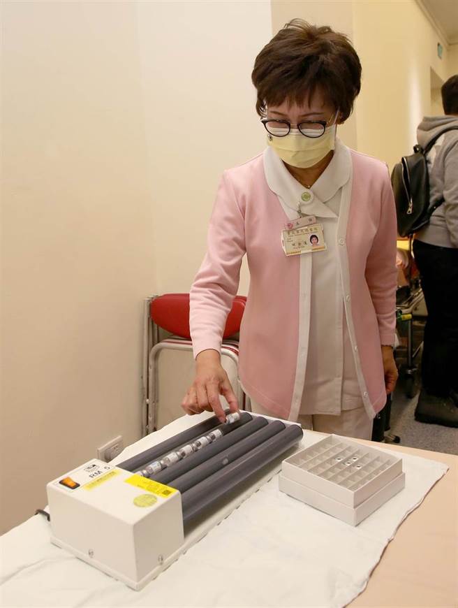 为搭配需拆封、稀释的BNT疫苗，调度多台仪器到场，希望提供浓度最稳定的疫苗供民眾接种。（赵双杰摄）
