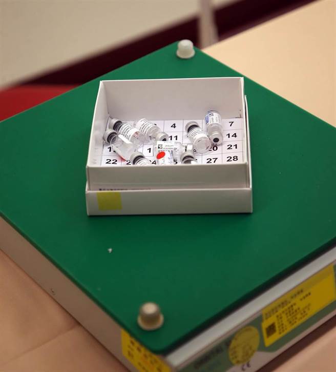 为搭配需拆封、稀释的BNT疫苗，调度多台仪器到场，希望提供浓度最稳定的疫苗供民眾接种。（赵双杰摄）
