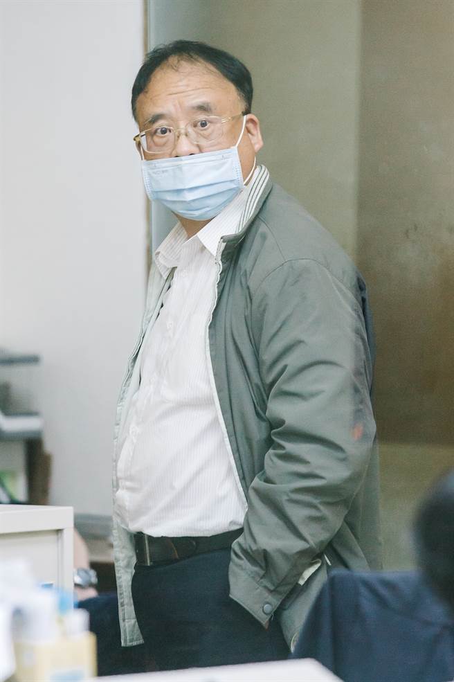 國防部軍事設備採購爆發重大貪瀆弊端，已退役上校涉嫌圖利特定廠商，調查局21日前往冠宇國際電訊公司搜索，約談多人到案，訊後依《貪污治罪條例》圖利罪將冠宇國際電訊董事長陳銘宏(見圖)、已退役上校吳明郎等人移送北檢複訊。（郭吉銓攝）