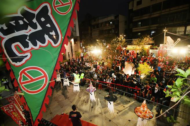 删Q最后衝刺，罢免陈柏惟，欢送陈柏惟之夜，22晚在东海艺术一小广场举行，蓝营战将连番上台助讲，6点不到小小广场挤满支持民眾。（黄国峰摄）