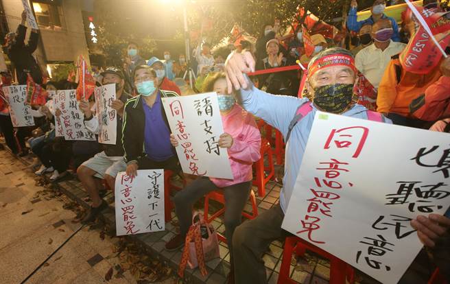 删Q最后衝刺，罢免陈柏惟，欢送陈柏惟之夜，22晚在东海艺术一小广场举行，民眾手持罢免标语，希望罢免不适任立委。（黄国峰摄）