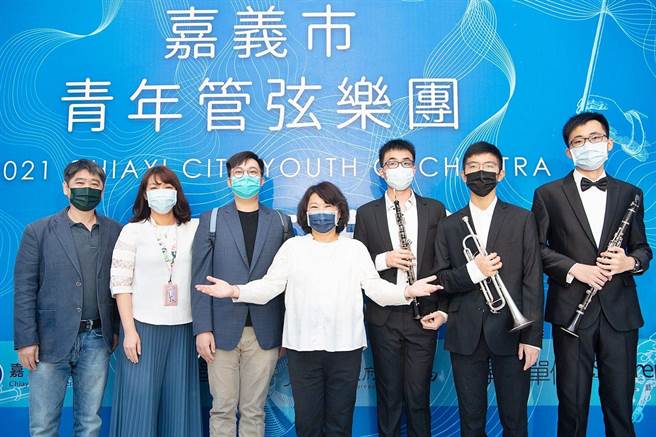 嘉義市長黃敏惠稱許嘉義市青年管弦樂團用音樂迎接後疫情時代。（嘉義市政府提供）