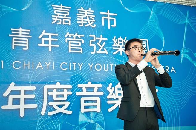 嘉義市青年管弦樂團團員陳允恩演出田園幻想曲。（嘉義市政府提供）