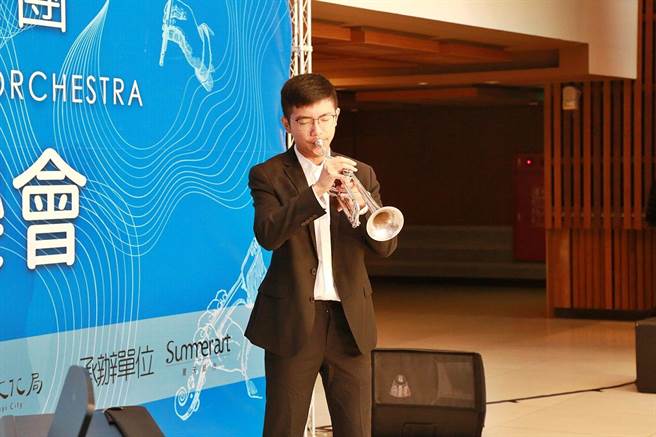 嘉義市青年管弦樂團團員汪資峻演奏小號。（嘉義市政府提供）