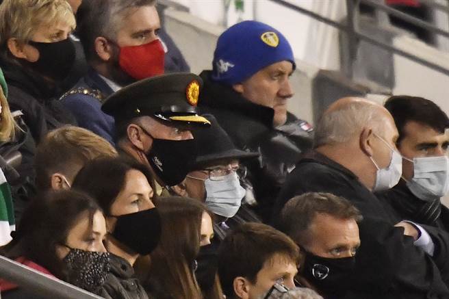 在疫情下佩戴著口罩觀賞女子世界盃預賽的觀眾，其中包含愛爾蘭總理Michael D. Higgins。（圖／路透）