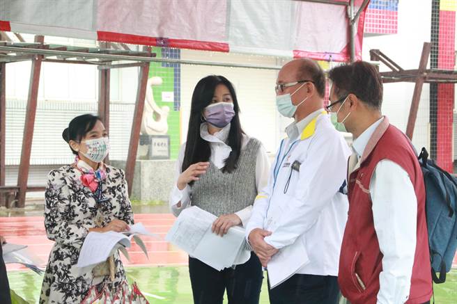 立委万美玲向教育部争取「高中职以下学校操场及周边设施整建计划」，22日与教育部前往视察。（万美玲提供）